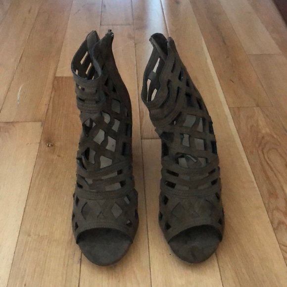 olive green laser cut heeled booties NWT - Picture 2 of 4